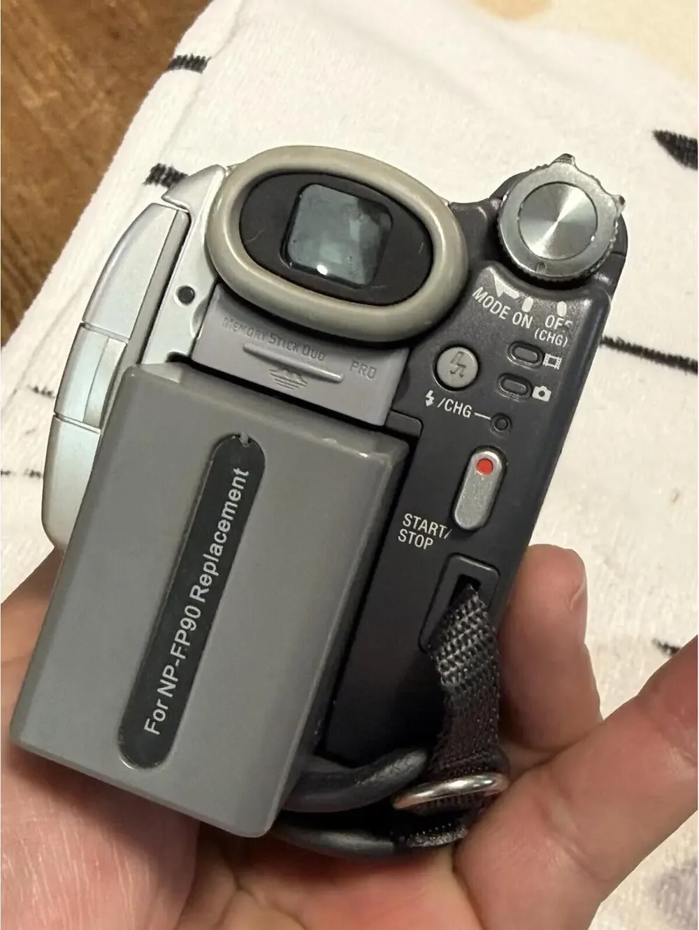 SONY HANDYCAM DCR-DVD405 WIDE LCD 3.0MP DVD CAMCORDER ( Untested ) No Power Cord